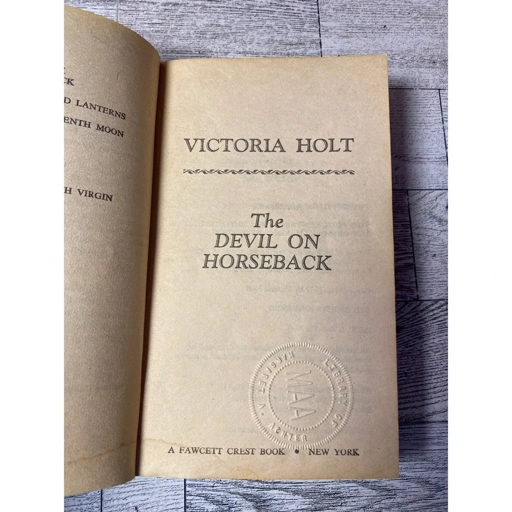 The Devil‎ on Horseback Victoria Holt Fawcett Crest 1977 Paperback Romance Novel